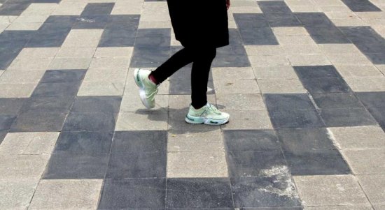 Pejalan kaki melintasi pedesterian di kawasan Jalan Jenderal Sudirman saat fenomena hari tanpa bayangan, Jakarta Pusat. Kamis (4/3/2021). Foto Dok. Sindonews.com