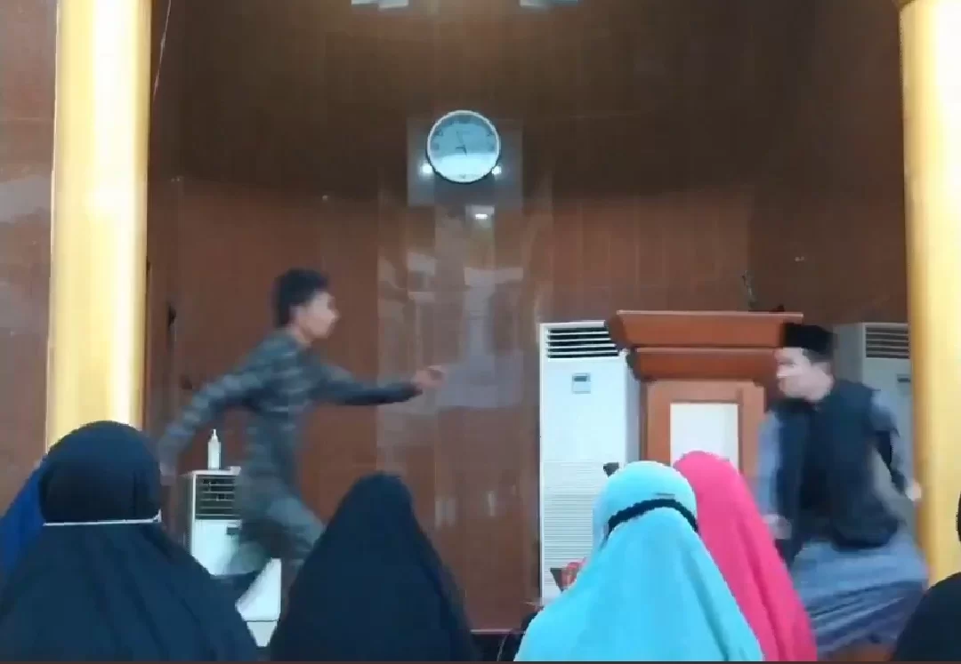 Ustad Abu Syahid Chaniago diserang seorang pria saat berceramah. (Foto tangkapan layar video)