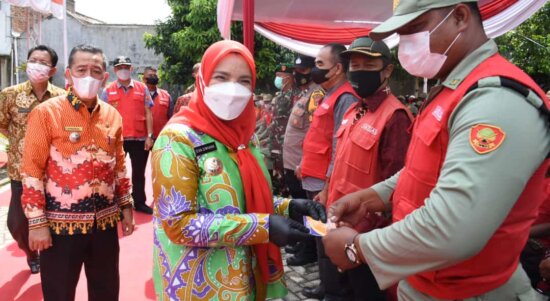 Wali Kota Bandar Lampung Eva Dwiana menyerahkan insentif Pamong, Jumat (21/1). (Foto Bagian Protokol)
